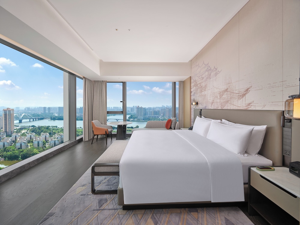 Suite, King Bed
