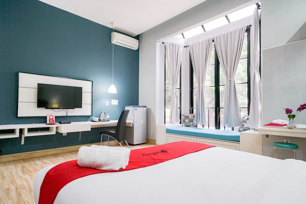 Reddoorz Premium Near Rs Pondok Indah 28/46