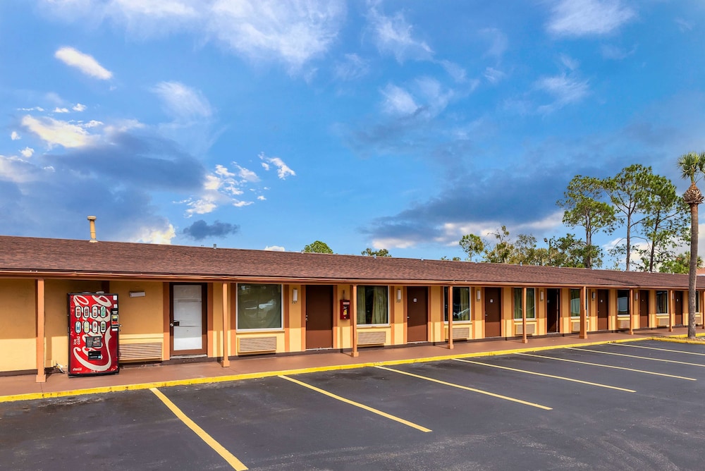 Super 8 by Wyndham Kissimmee/Orlando 26/50