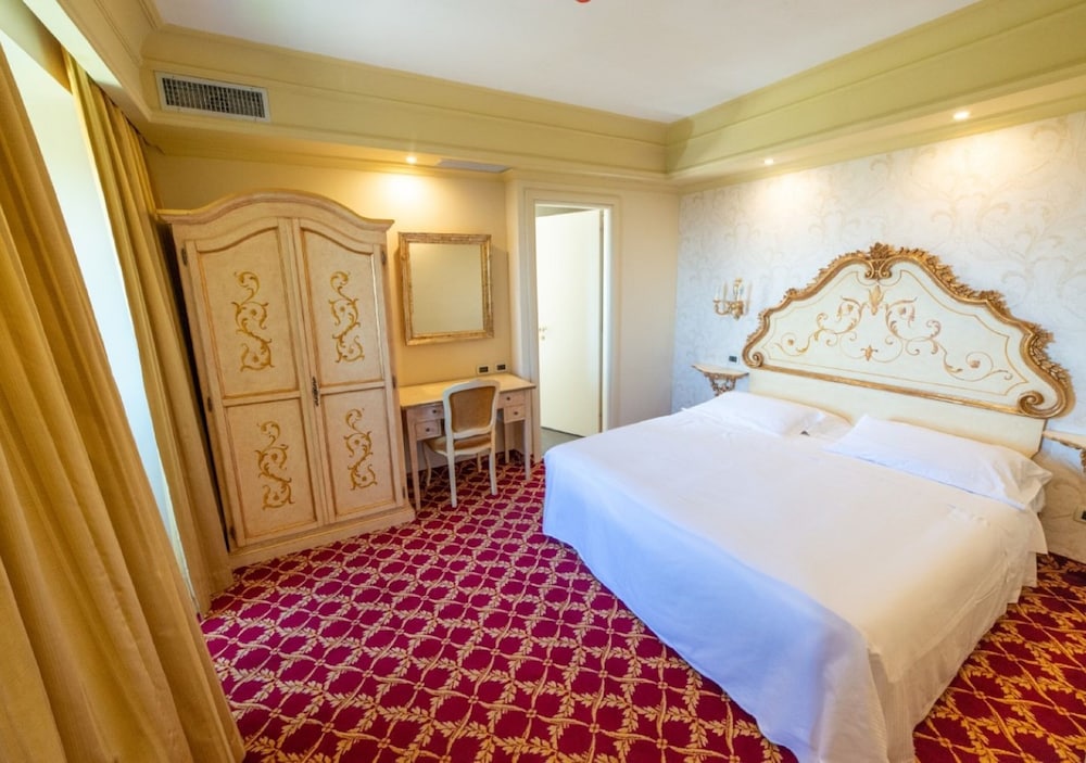 SUPERIOR, DOUBLE OR TWIN BED
