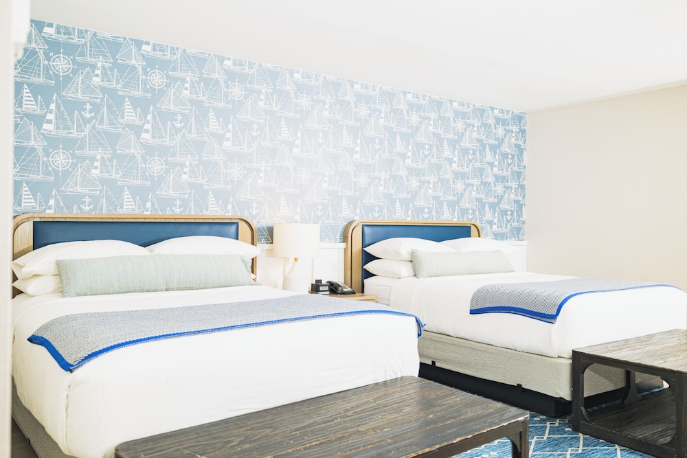 Standard, 2 Queen Beds, City View
