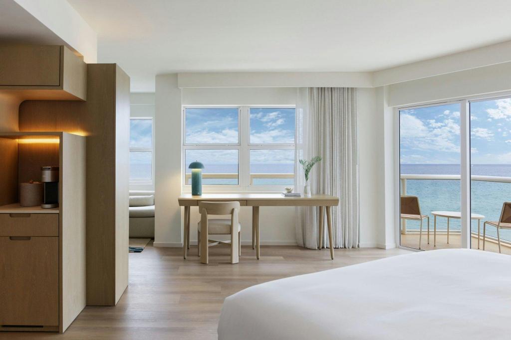 جناح غراند تنفيذي بسرير كينج بشرفة مع أريكة، Fort Lauderdale Marriott Pompano Beach Resort and Spa 3/5