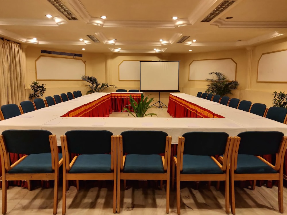 A Lake View Hotel Rajdarshan 36/49