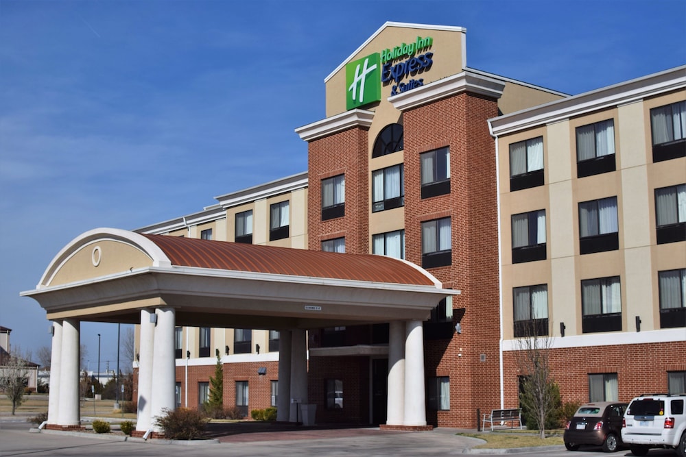Holiday Inn Express Hotel And Suites Pratt 1/55