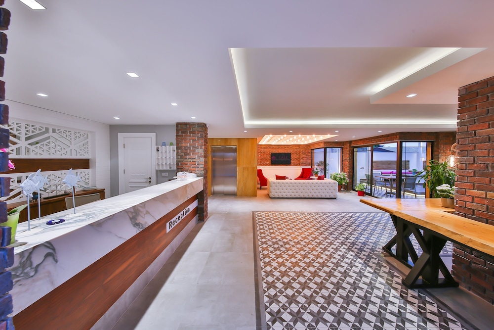 Lale Hotel 8/50