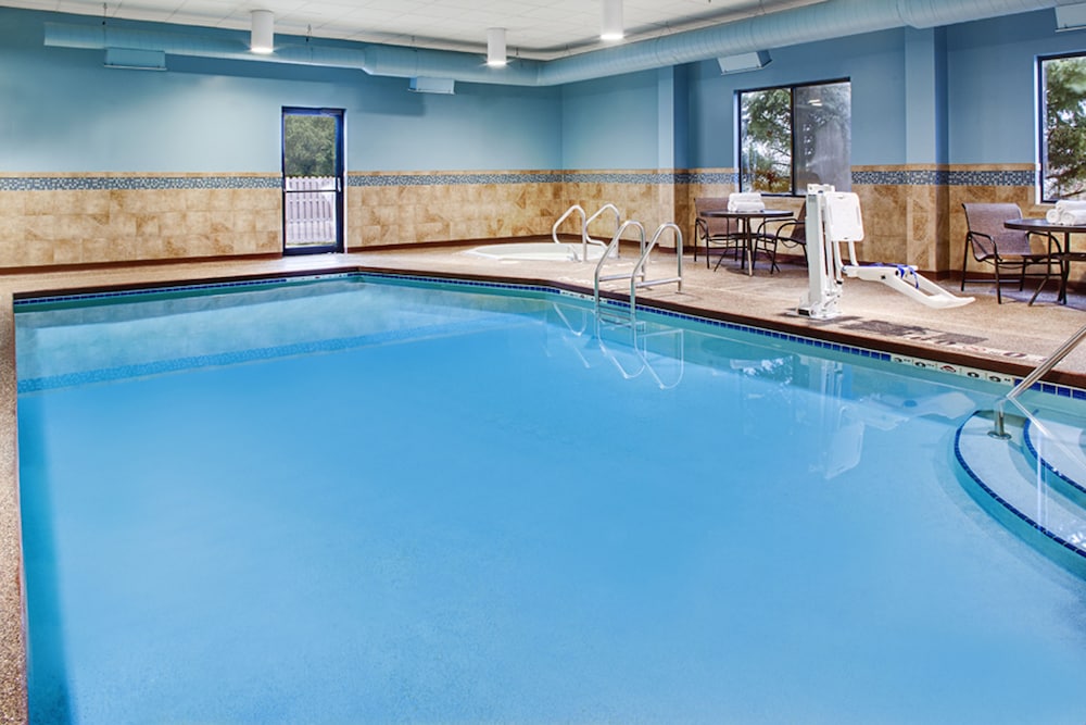Holiday Inn Express Suites Coralville 2/67