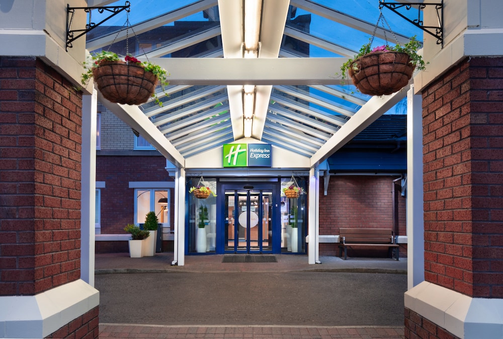 Holiday Inn Express Strathclyde Park M74 Jct 5 25/43