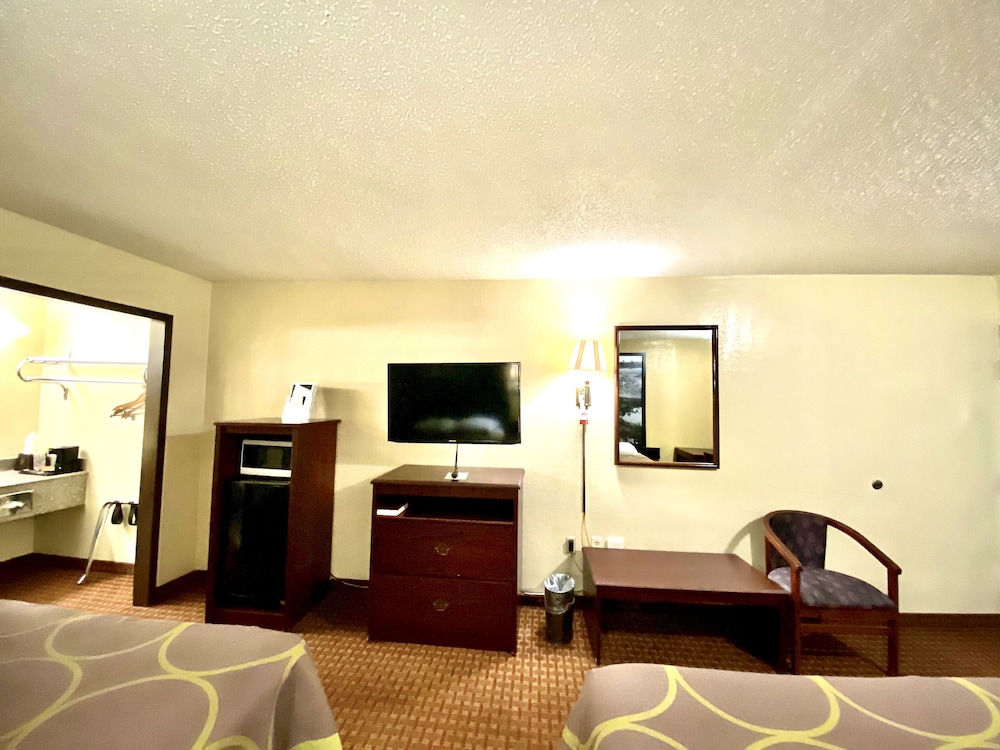 Super 8 By Wyndham Shawnee 41/48