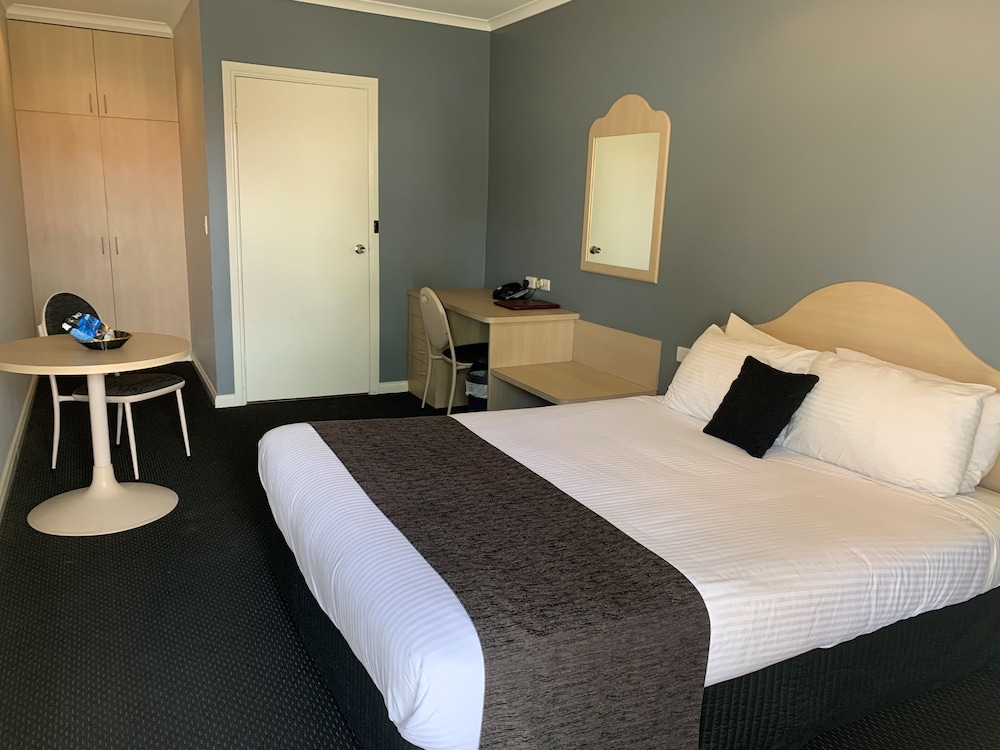 CHARLES RASP MOTOR INN AND COTTAGES 7/56