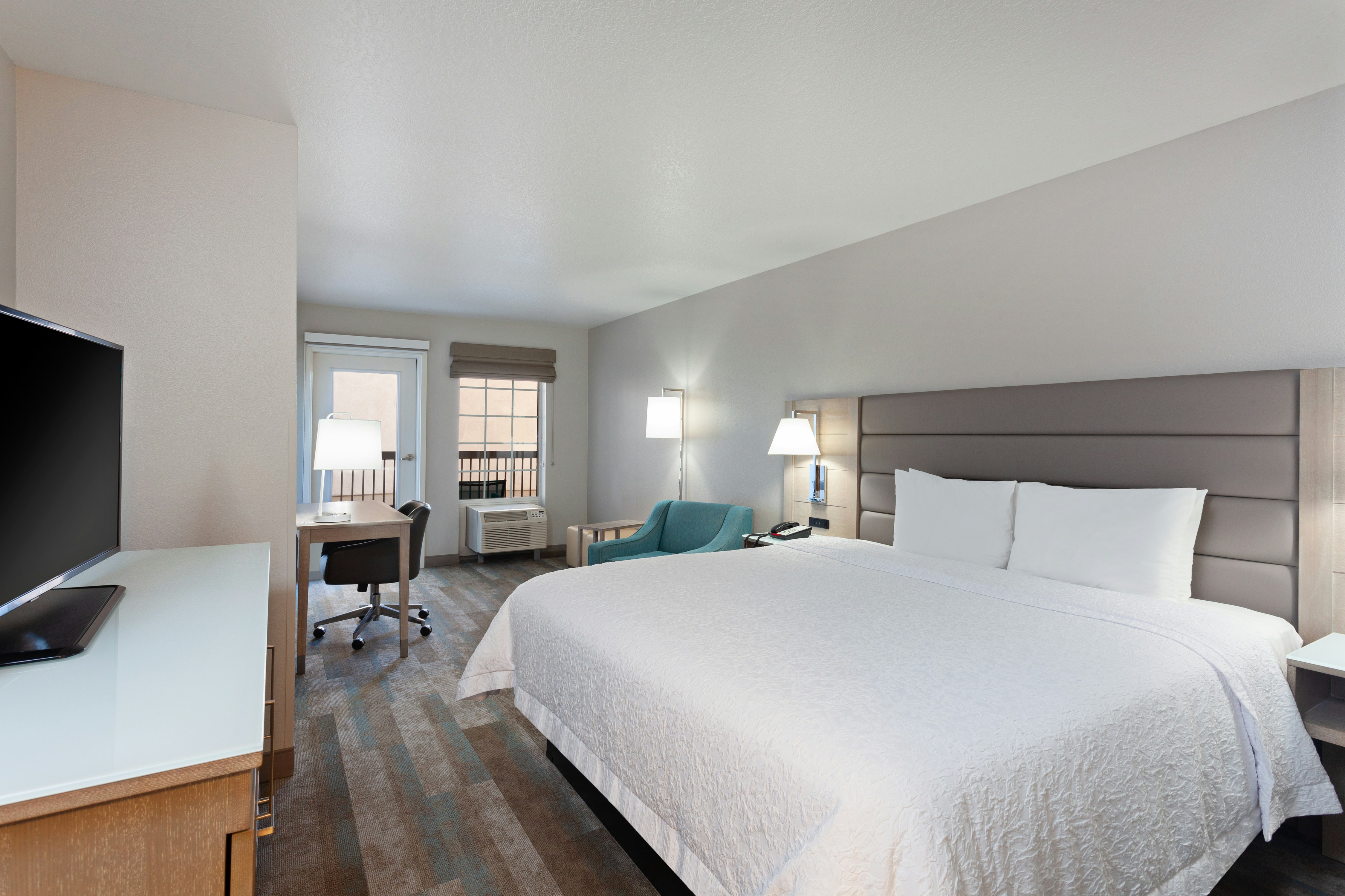 غرفة بسرير كينج بشرفة، Hampton Inn and Suites Hermosa Beach 3/7