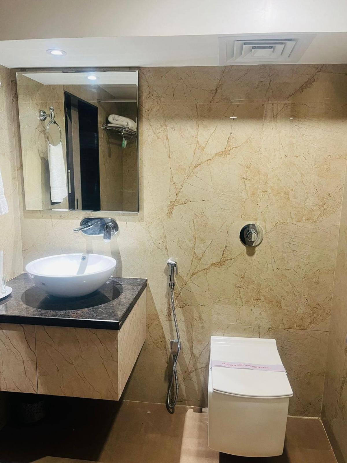 Oyo Premium Paltan Bazar 48/49