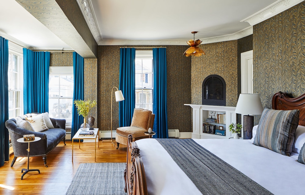 GOVERNOR, SUITE, KING BED