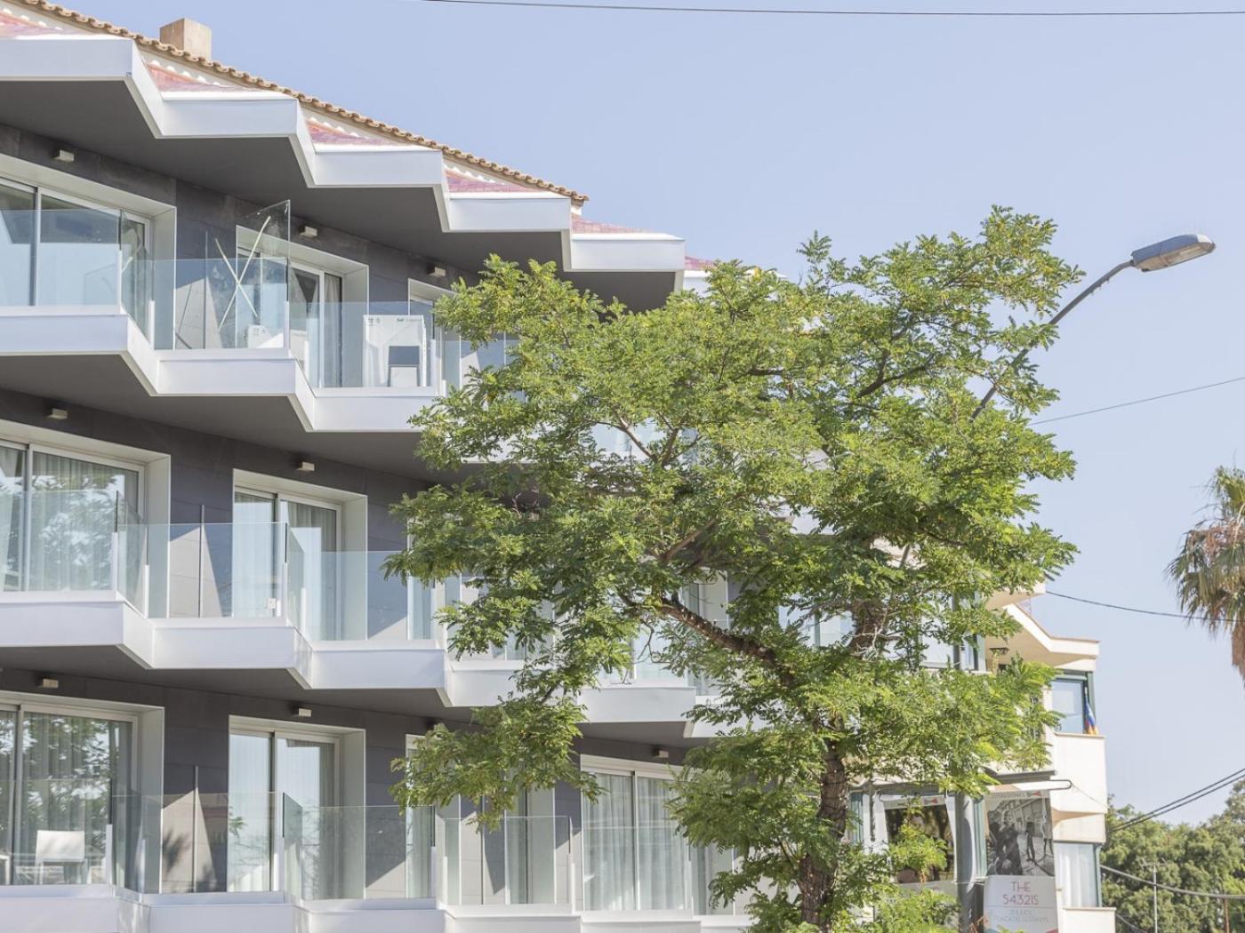 Daro Apartments 3/51
