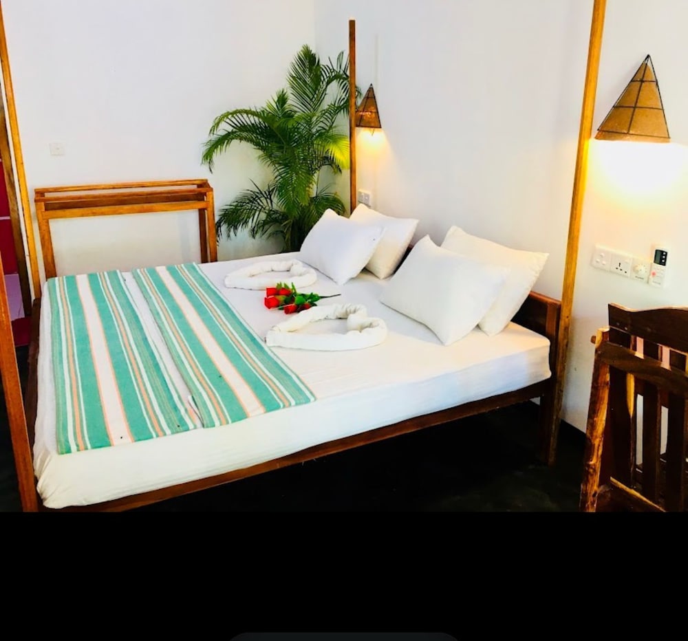 Beach Wave Hotel 12/43
