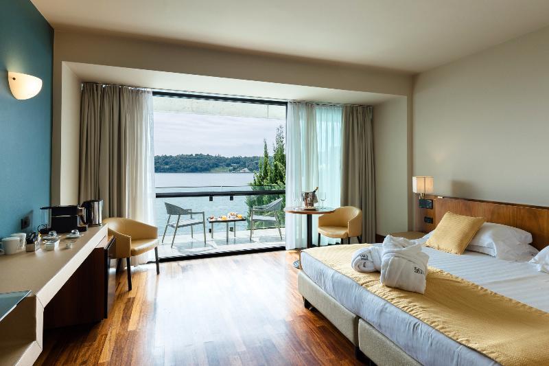 Deluxe, Lake View