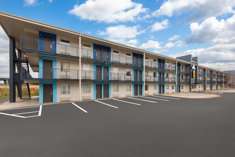 Super 8 by Wyndham Charleston WV 27/34