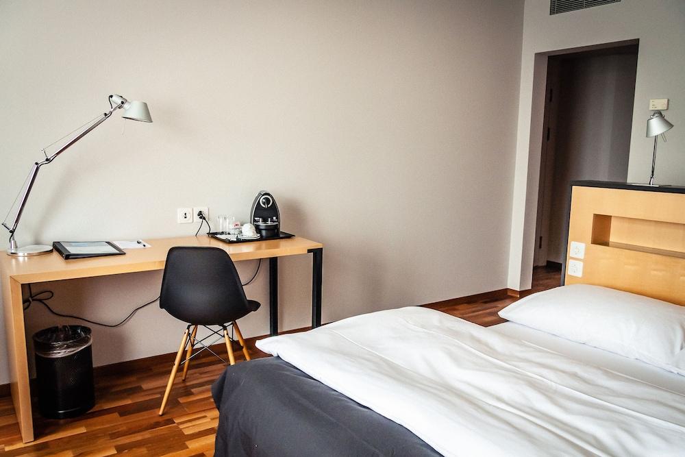 ROOM, DOUBLE BED