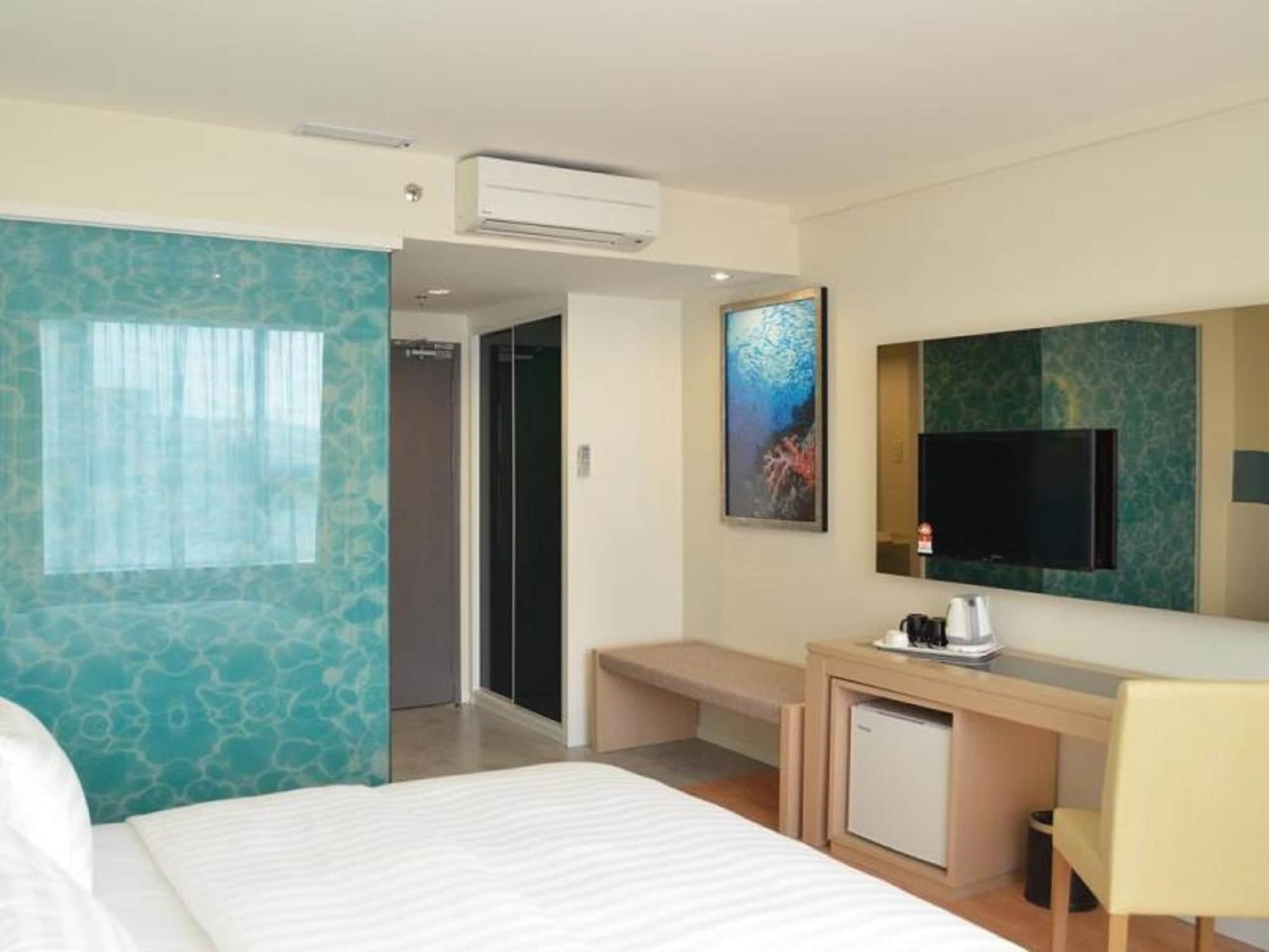 DELUXE, KING BED