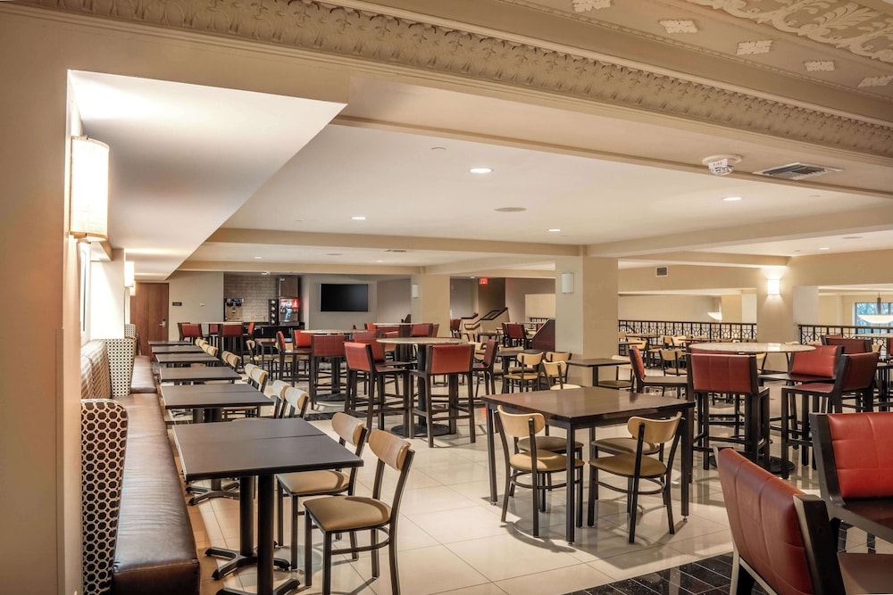 Drury Plaza Hotel Broadview Wichita 37/50