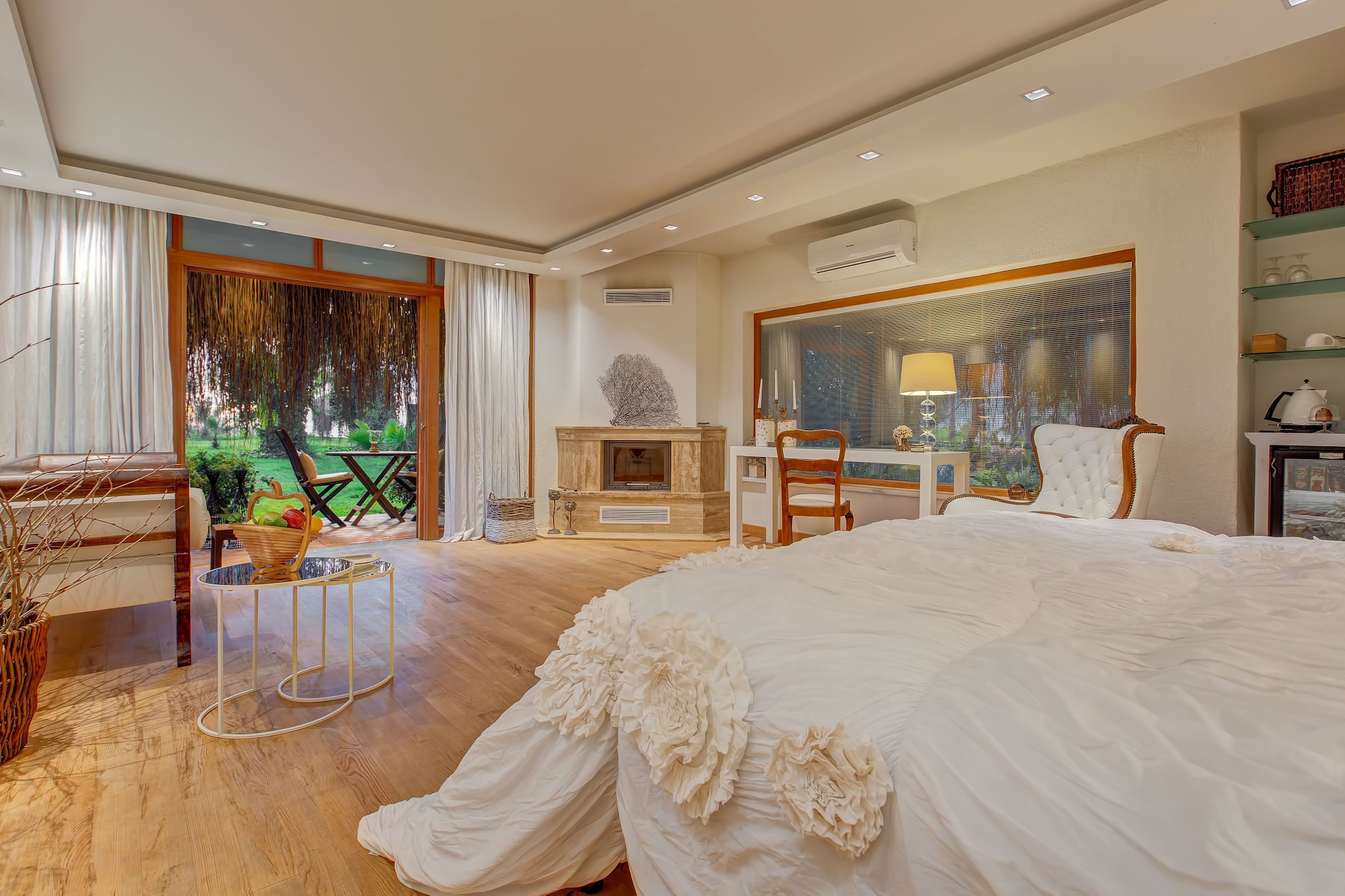 DELUXE, DOUBLE BED
