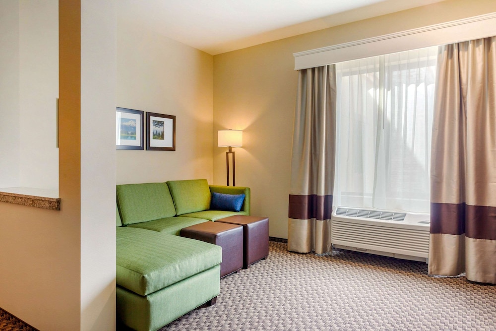 Comfort Suites Burlington Near I-5 26/37