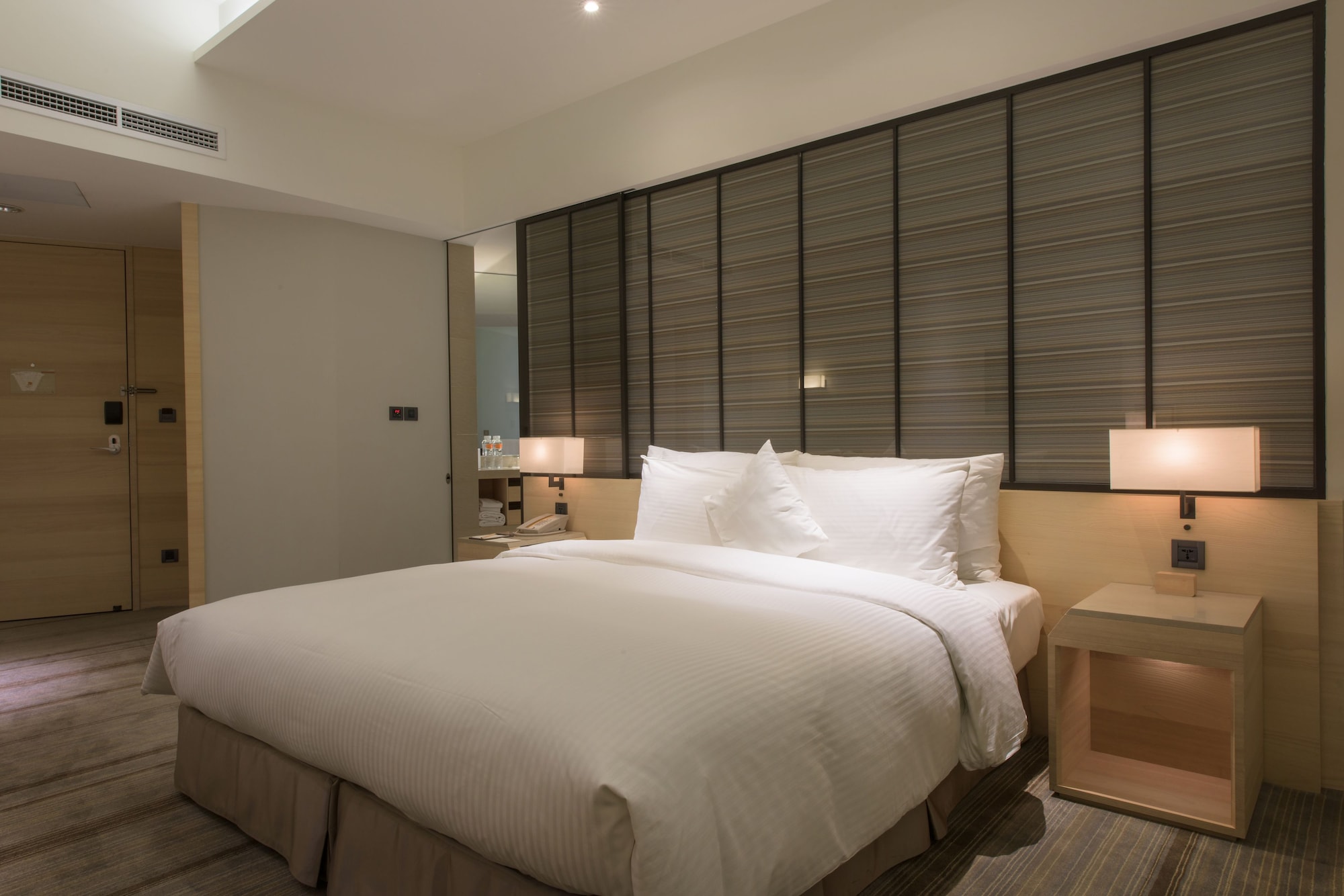 COMFORT, KING BED, NO WINDOW
