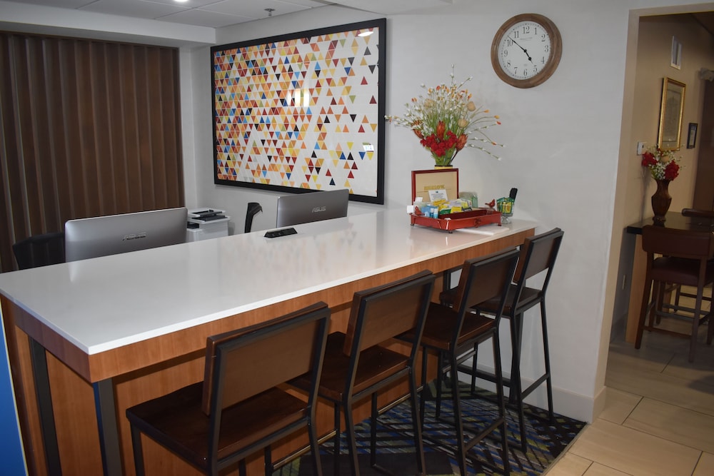 Holiday Inn Express Hotel Suites Mcpherson 51/64