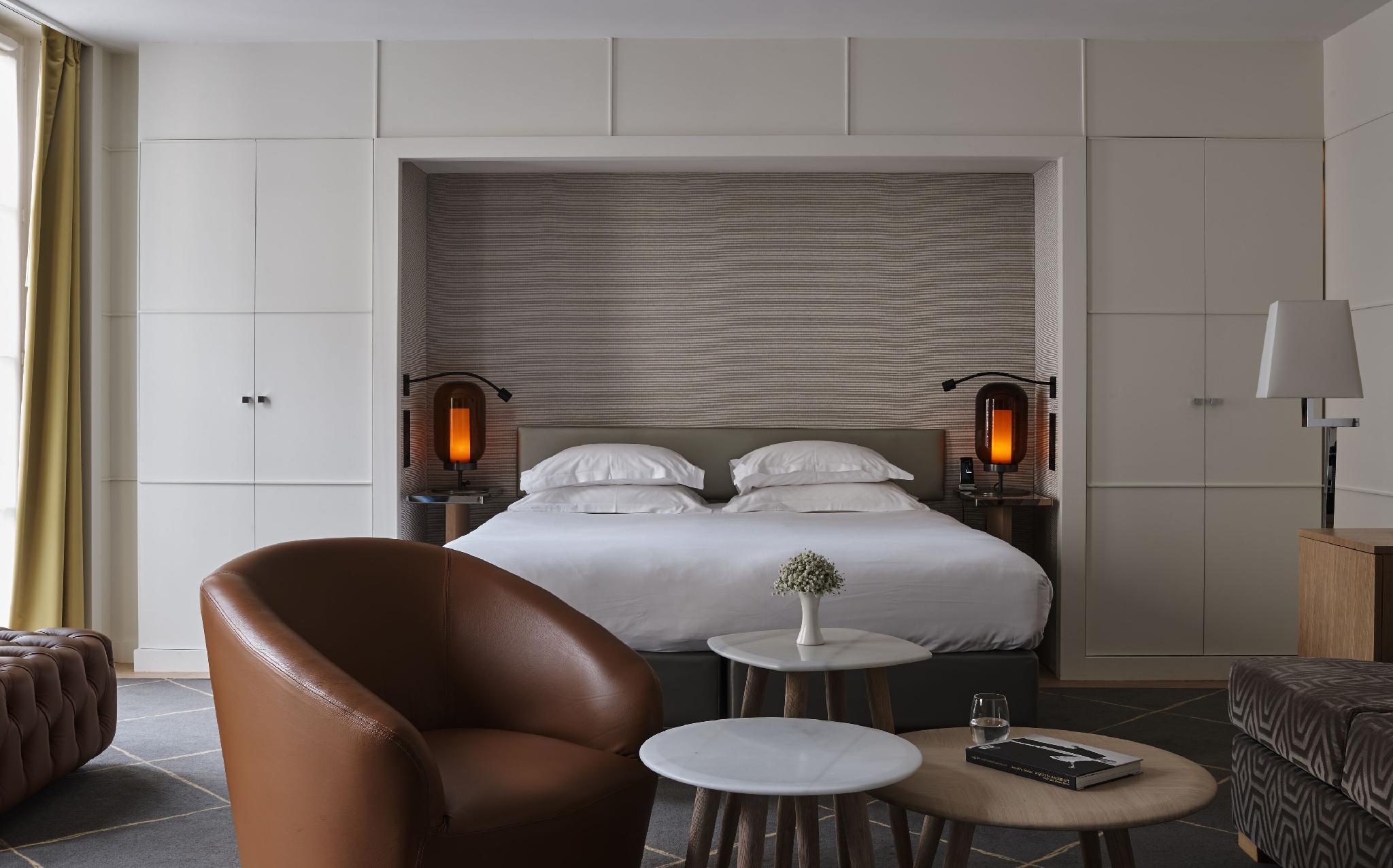 Junior Suite, Queen Bed, Castle View