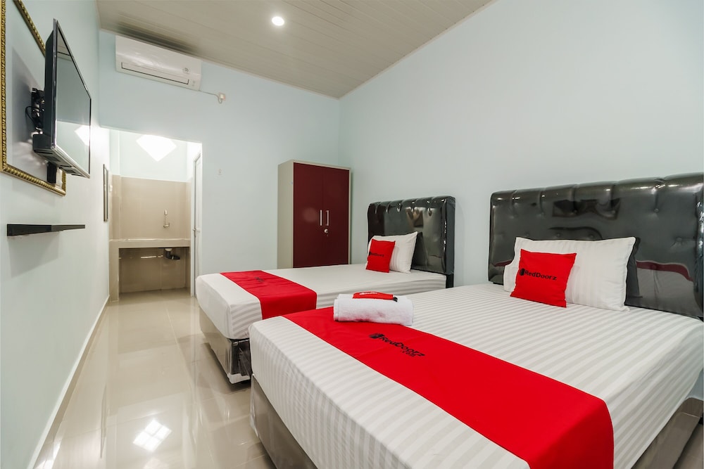 RedDoorz Plus near Palembang Icon Mall 2 8/15