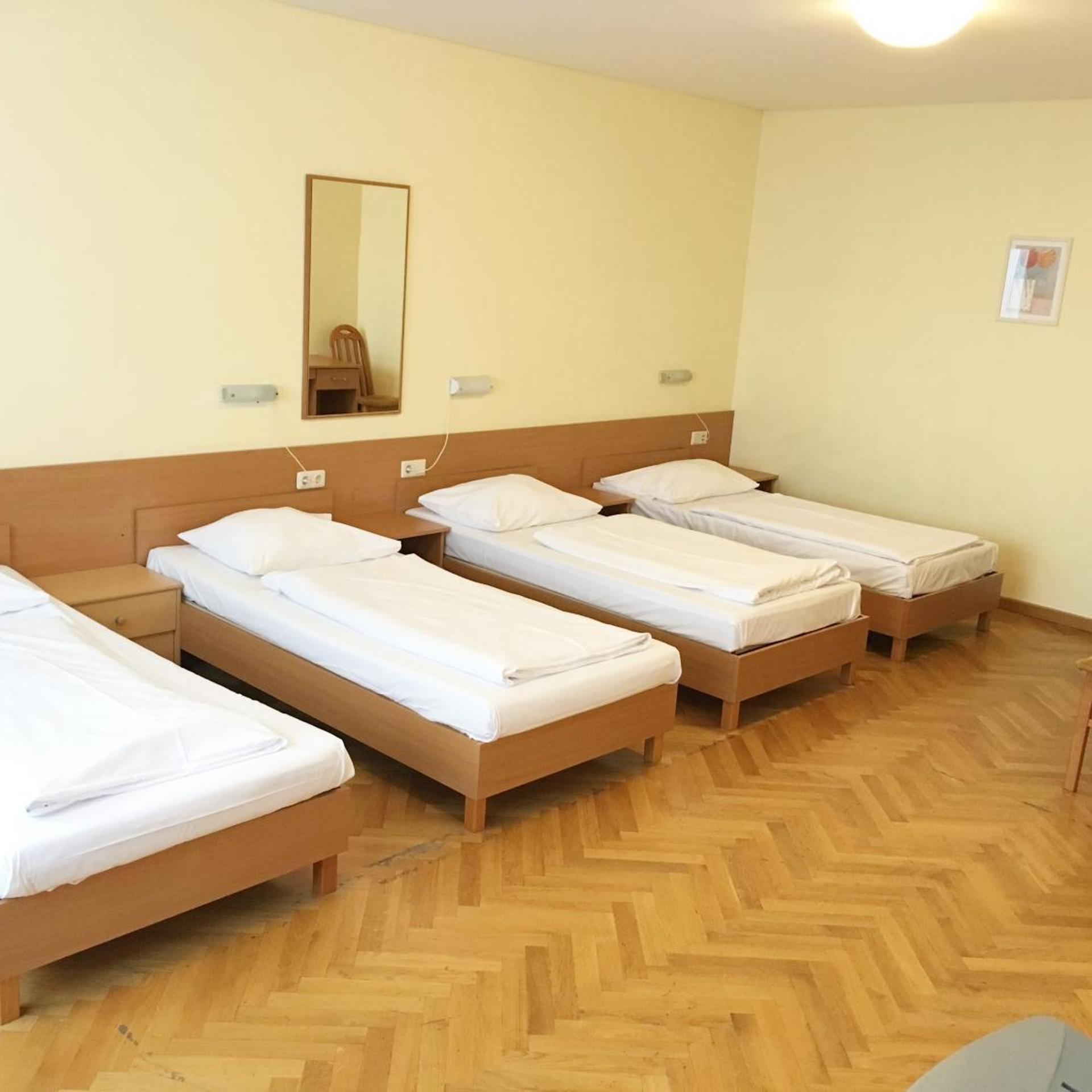 Room, Sextuple