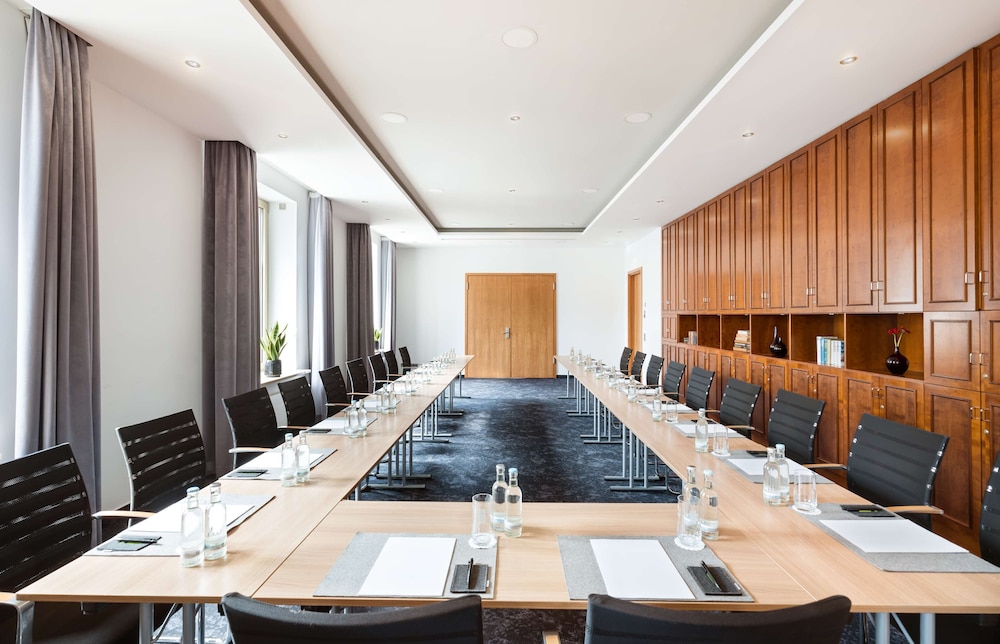 Lindner Hotel Frankfurt Main Plaza, Part of Jdv by Hyatt 60/67