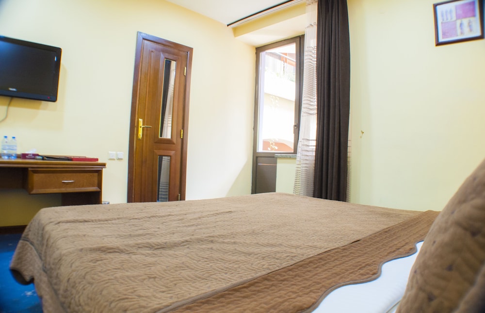 Ararat Hotel 17/50