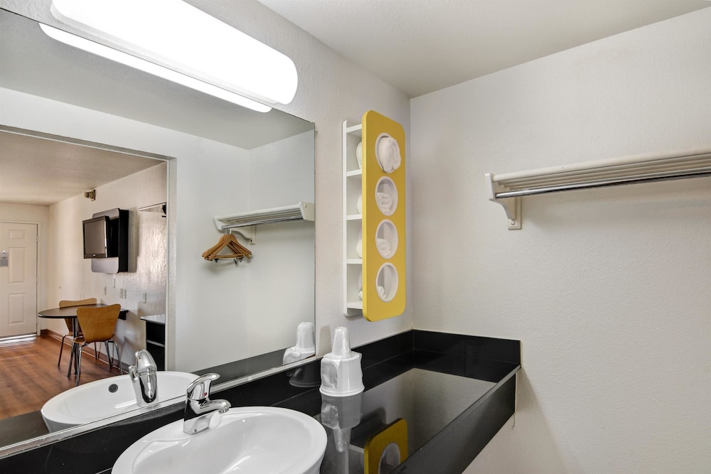 Motel6 Dallas, TX - Forest Lane 26/41
