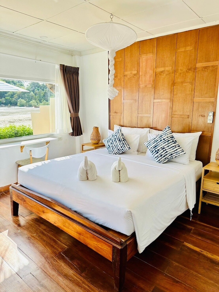 DELUXE, BUNGALOW, BEACH FRONT
