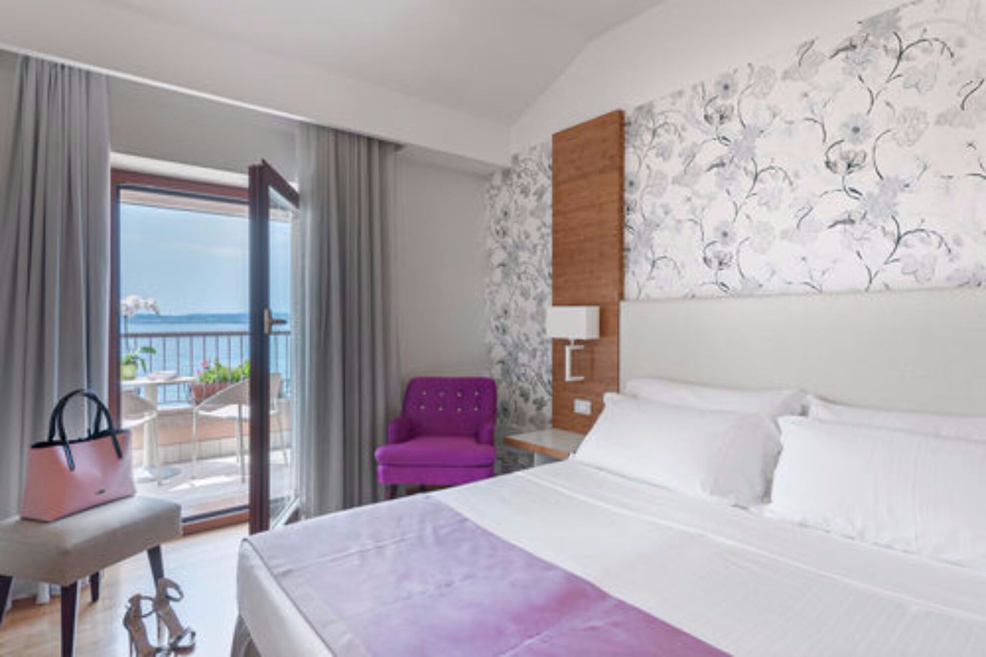 JUNIOR SUITE, PARTIAL LAKE VIEW, BALCONY