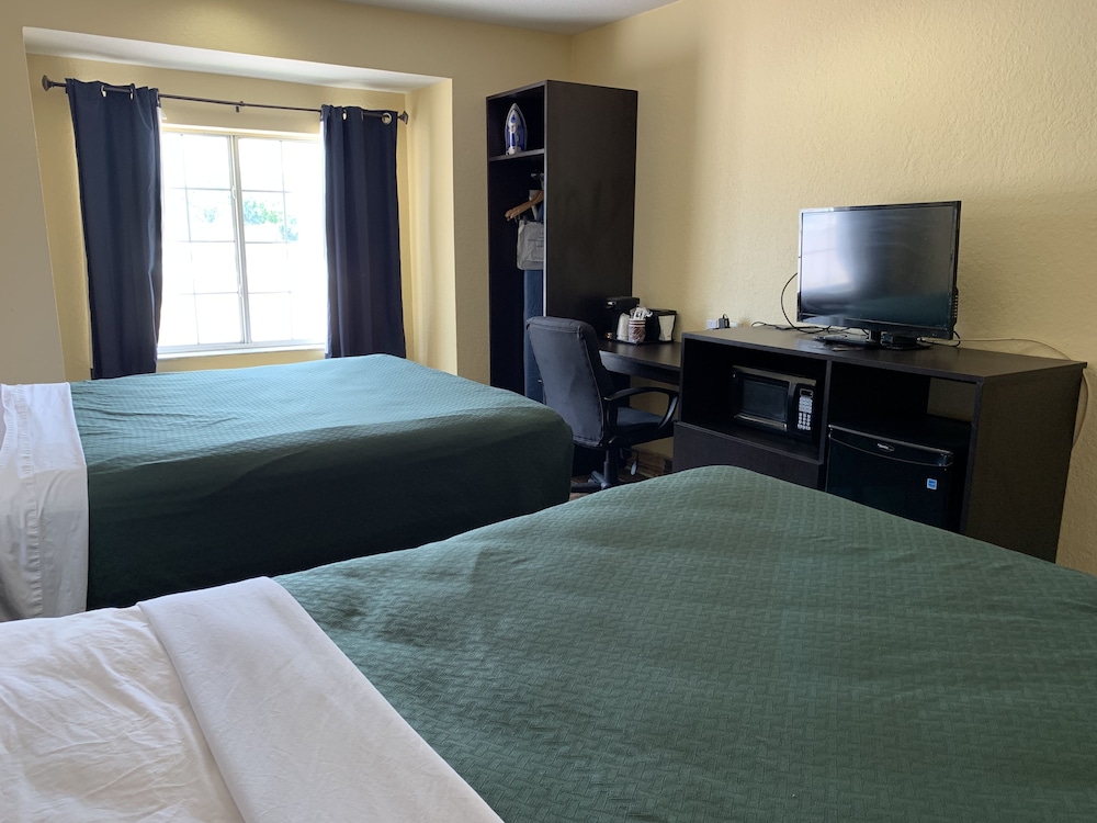 Days Inn And Suites By Wyndham Tampa Raymond James Stadium 12/51