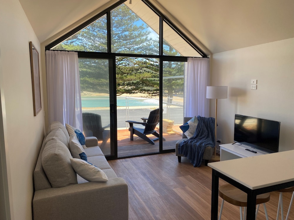 SOUTHERN OCEAN MOTOR INN 47/67