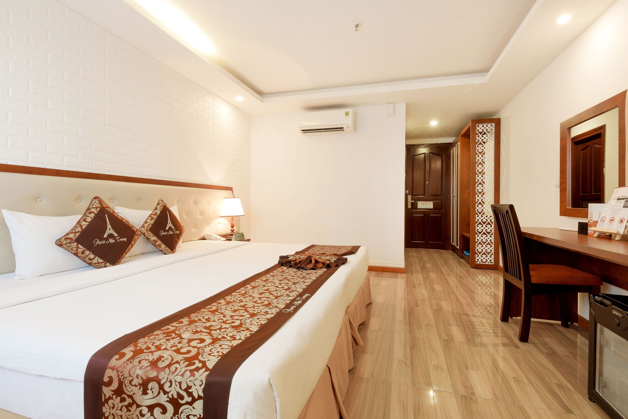 DELUXE, DOUBLE OR TWIN BED, CITY VIEW