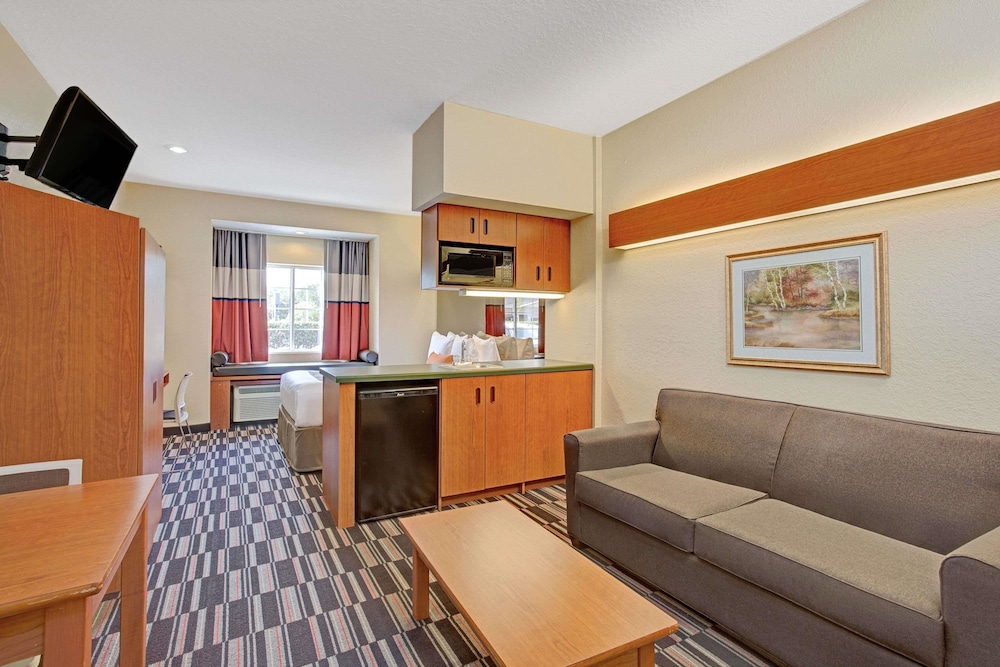 Microtel Inn & Suites By Wyndham Bushnell 4/24