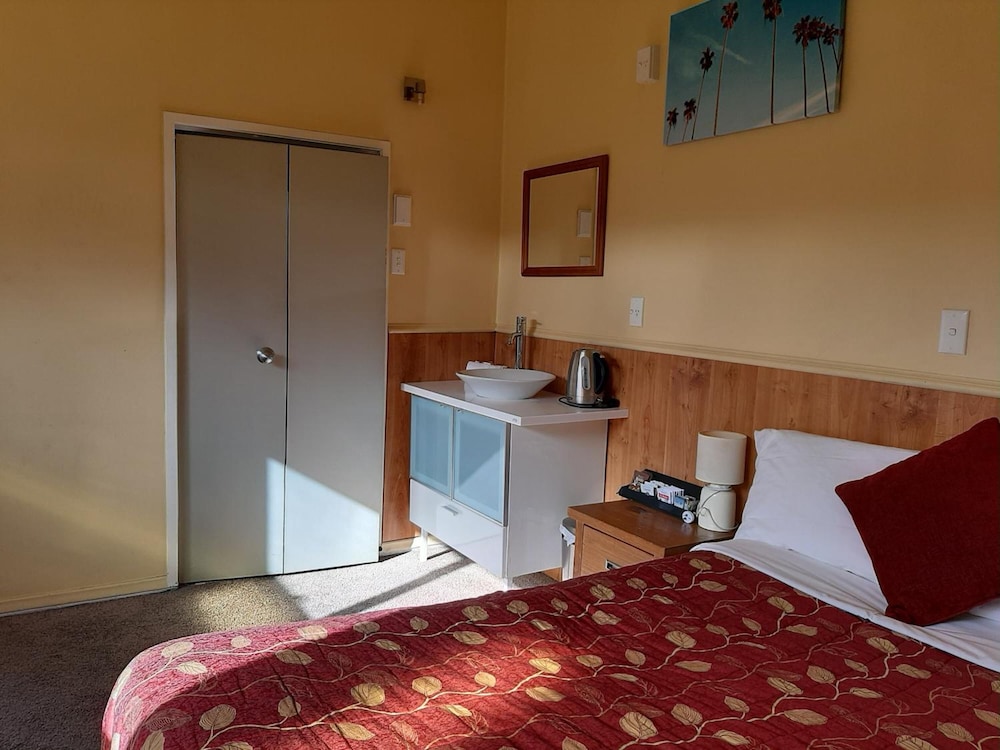 Dupont Executive Motels 11/66