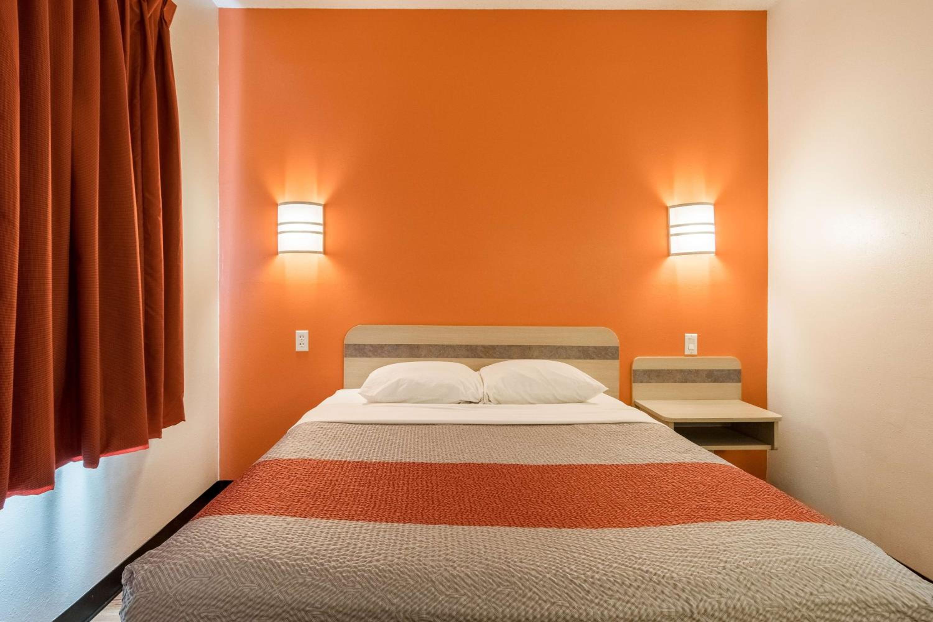 1 Queen Bed - Smoking, Motel6 Newport, TN 3/10