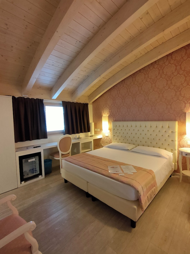 Nuova Opera Rooms 12/50