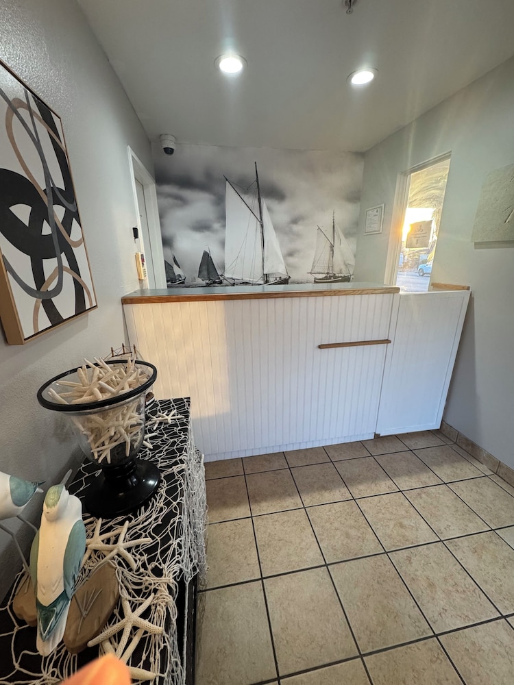Dune Surfer Inn 9/57