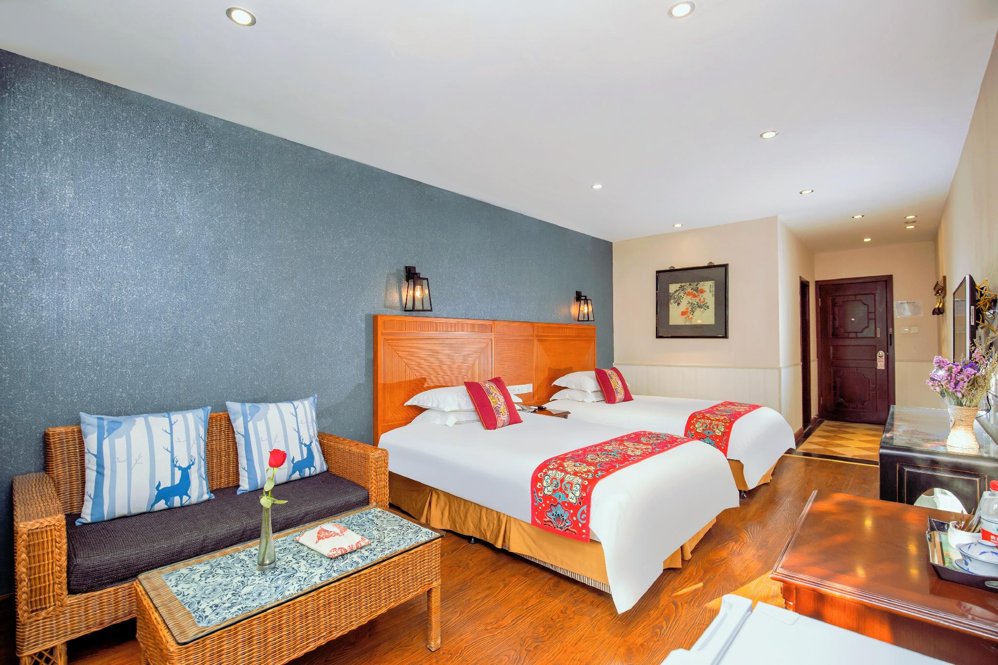 Courtyard, Twin Beds