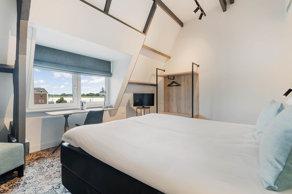SUPERIOR, KING BED