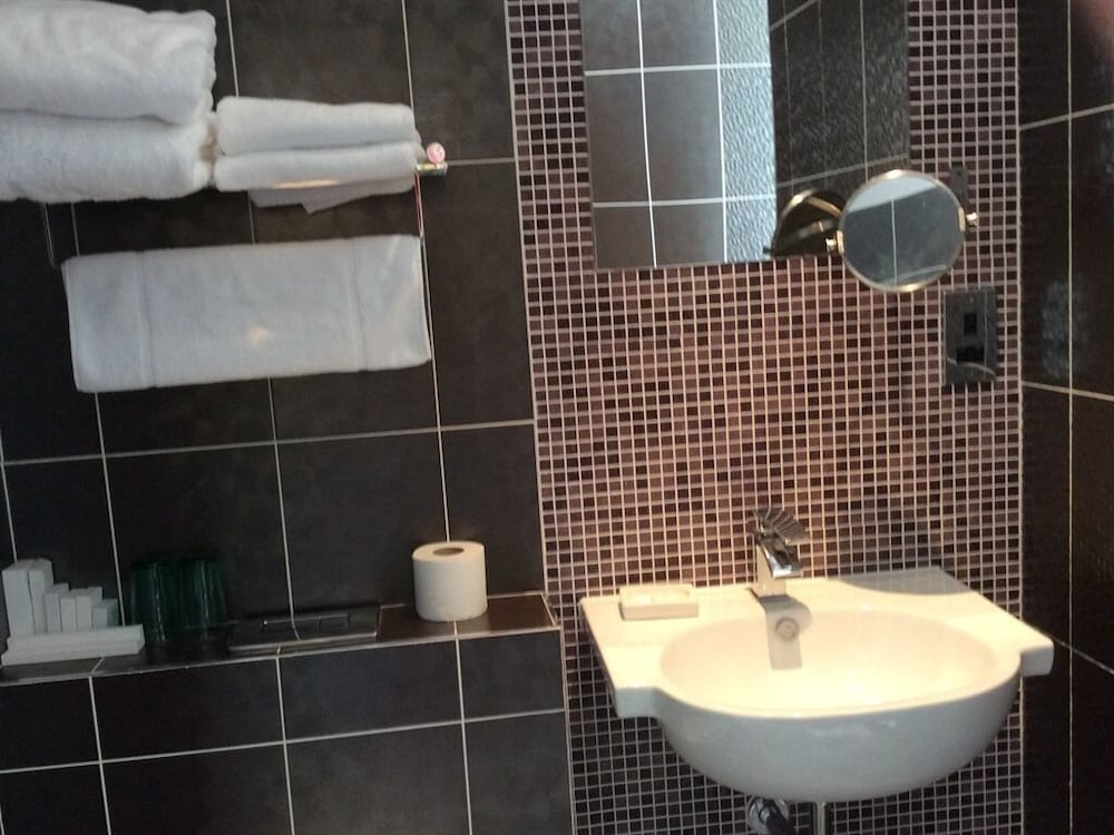 The Fitzrovia Belle Hotel 20/23
