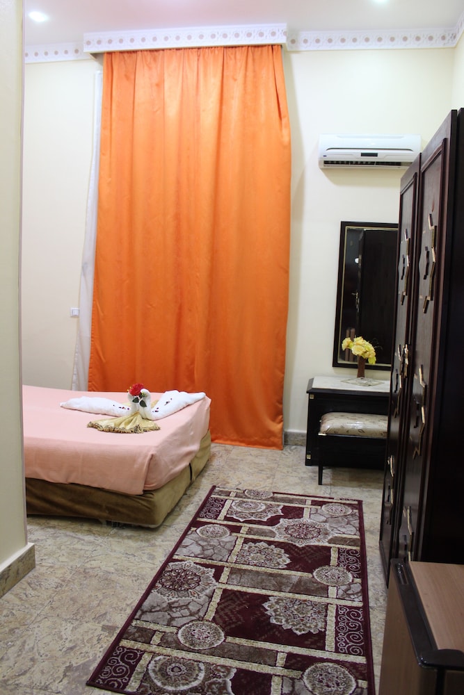 ROOM, SINGLE