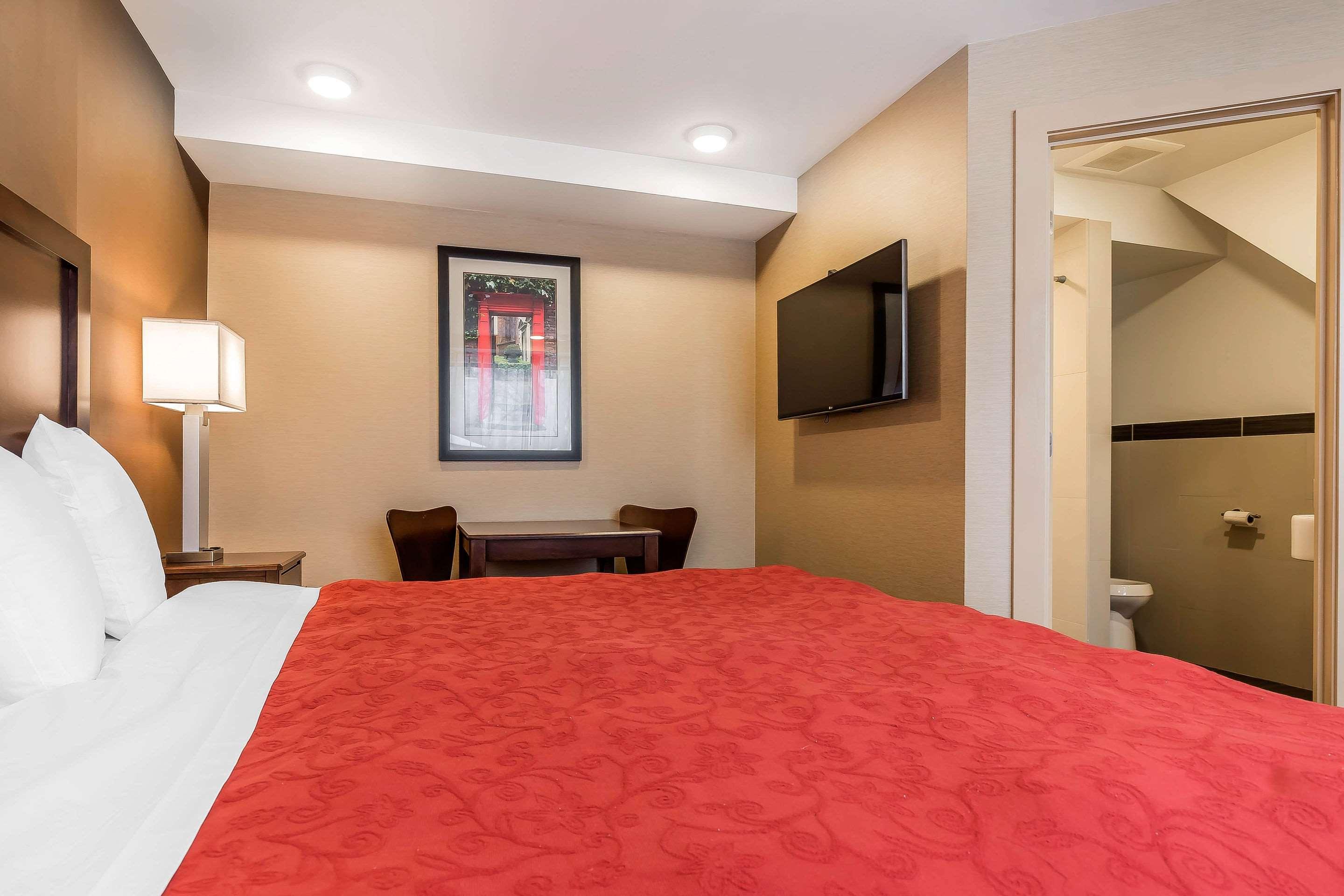 ROOM, KING BED