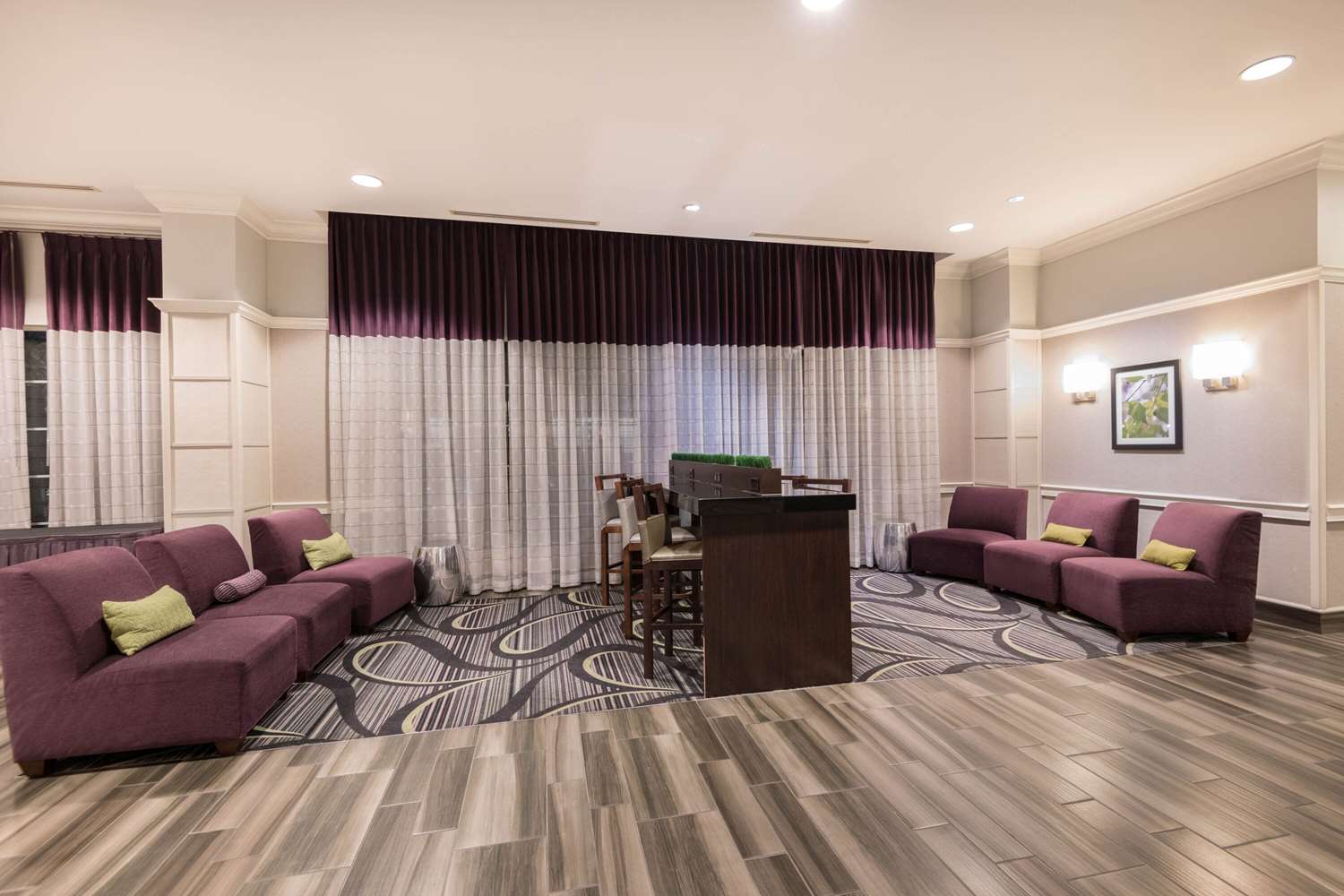La Quinta Inn & Suites by Wyndham San Antonio Riverwalk 29/53