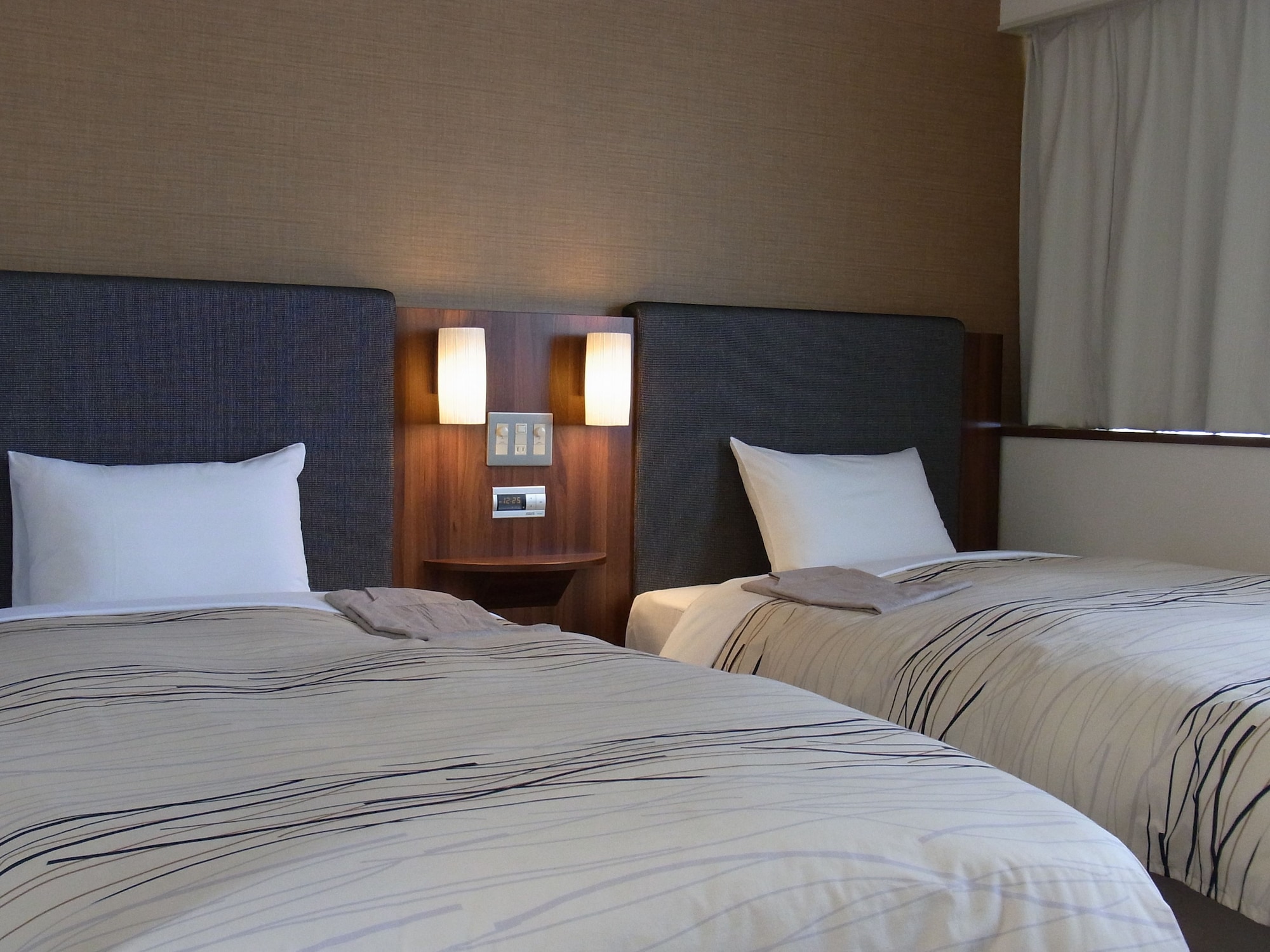 ROOM, TWIN BEDS